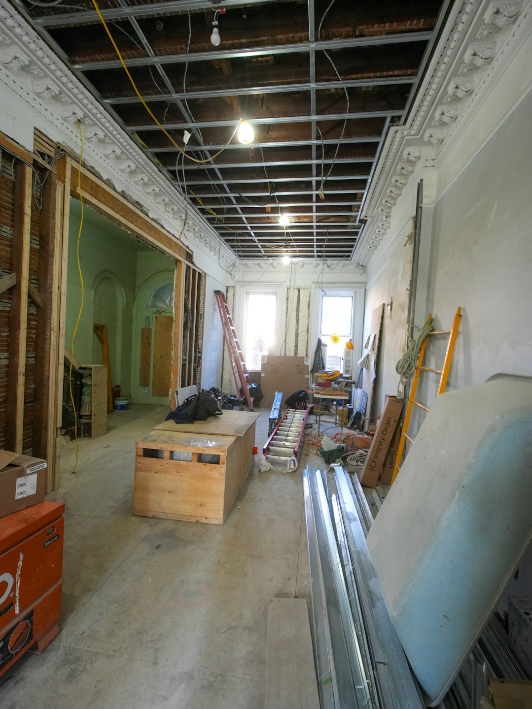 Progetto di ristrutturazione con materiali da costruzione e muri a vista.
